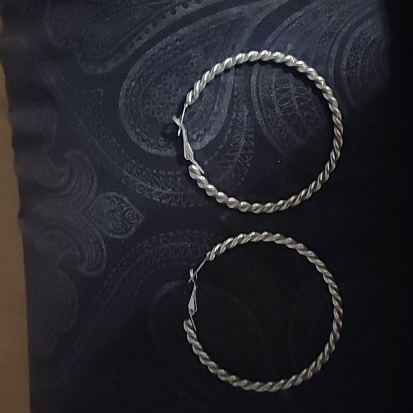 Loop earrings - Picture 4 of 7